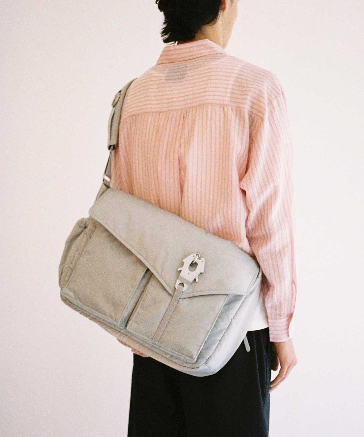 MUSINSA | SSRL raven oblique messenger bag / silver