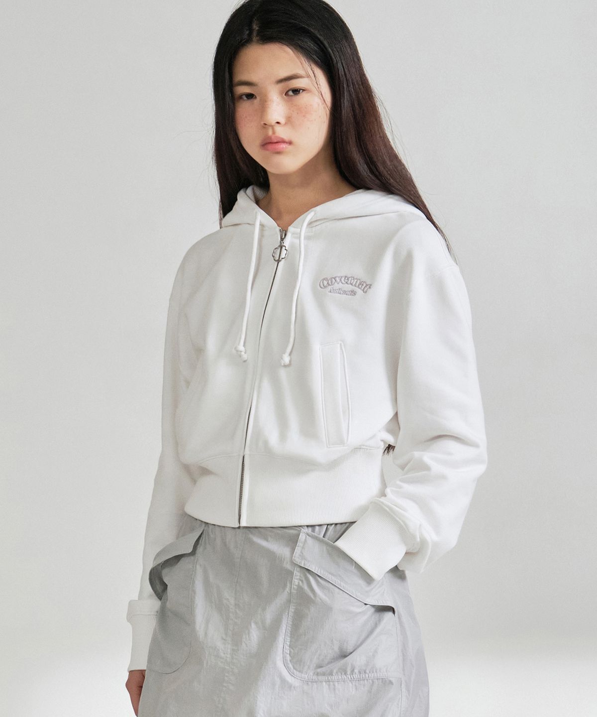 커버낫 우먼(COVERNAT WOMAN) 우먼 아치 클로버하트 크롭 후디 집업 White
