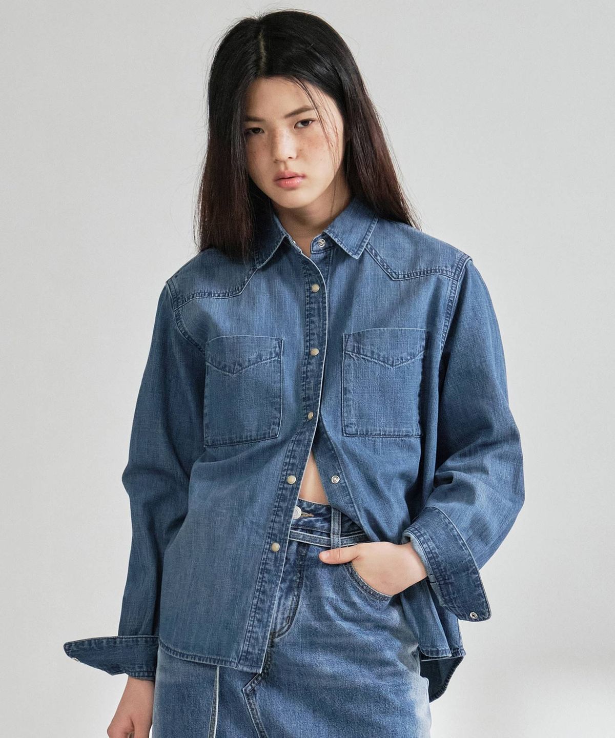 커버낫 우먼(COVERNAT WOMAN) 우먼 포켓 데님 셔츠 Blue