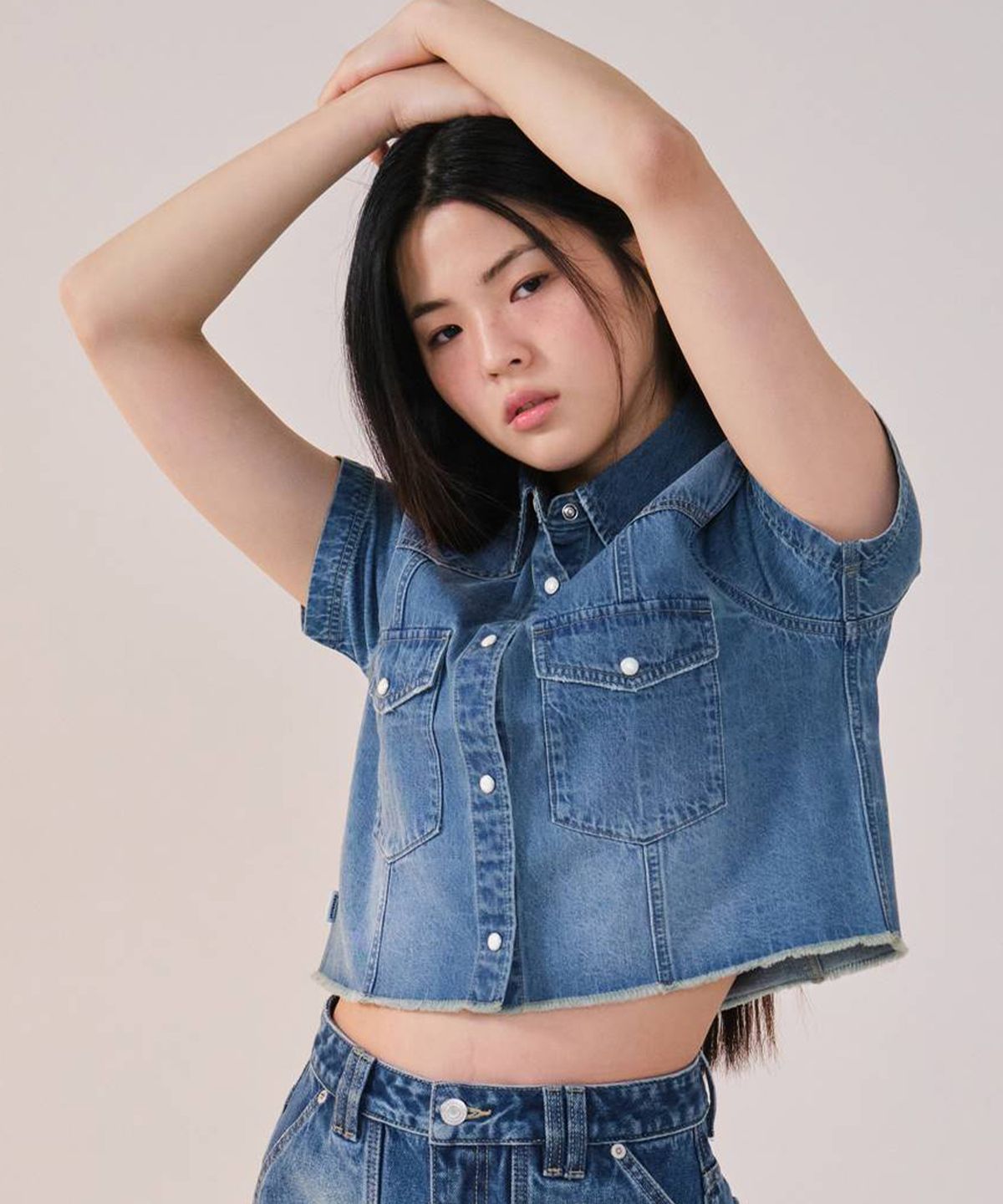 커버낫 우먼(COVERNAT WOMAN) 우먼 포켓 데님 하프 셔츠 Blue