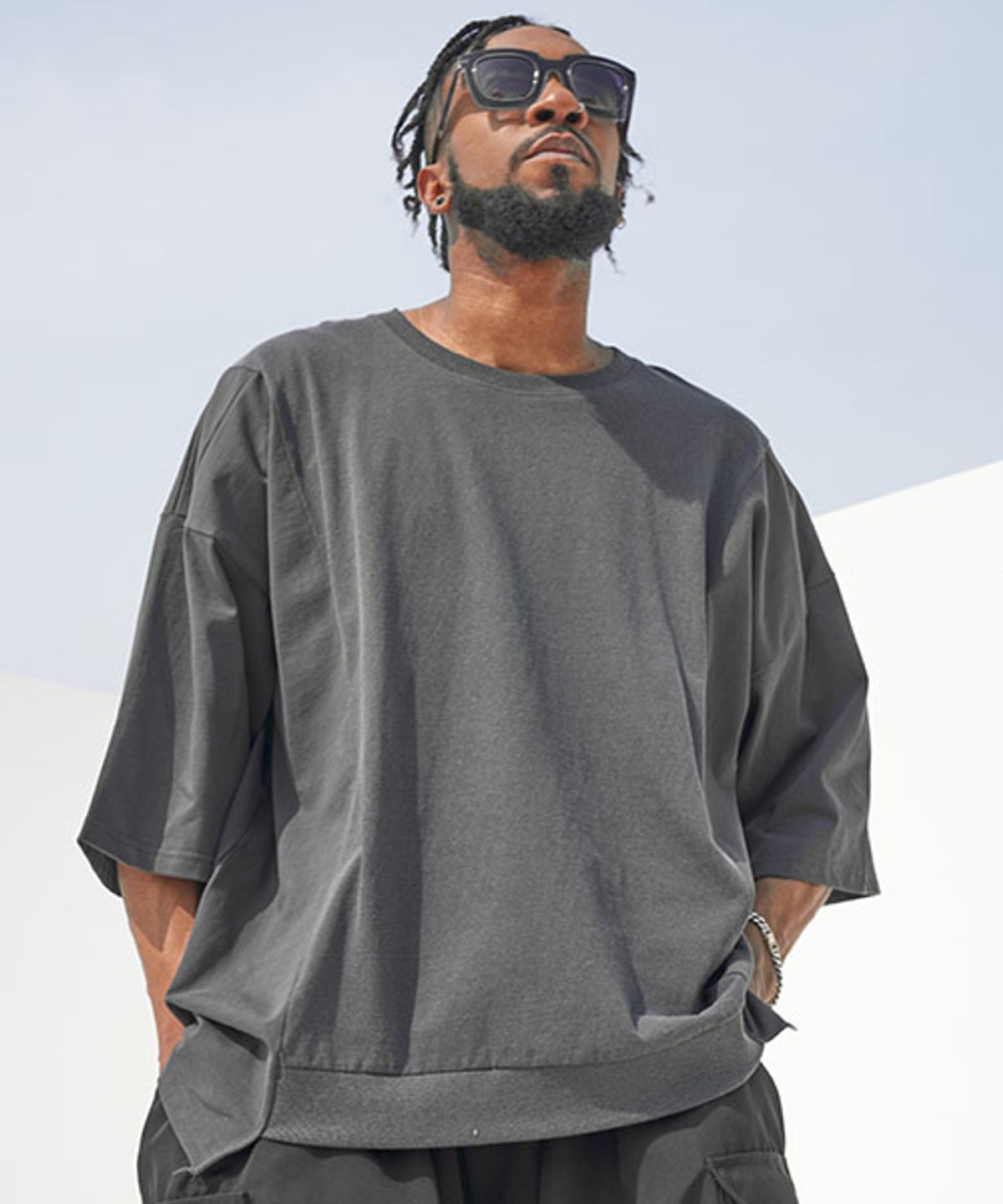 테네르(TENER) Center Color Unbalanced Boxy T-Charcoal