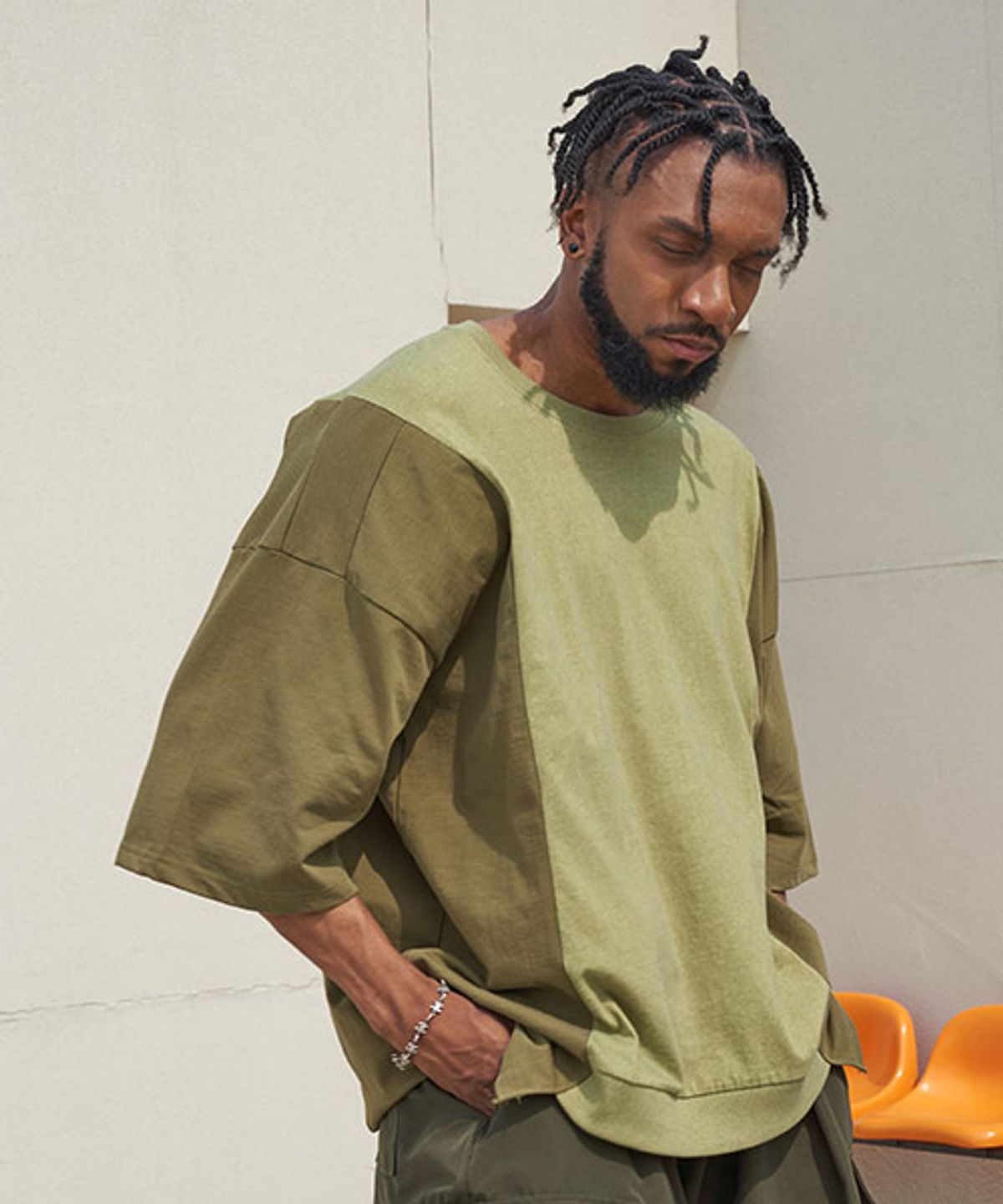 테네르(TENER) Center Color Unbalanced Boxy T-Khaki