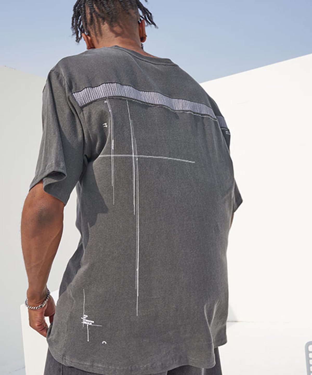 테네르(TENER) Pigment Back Point Printed Boxy T-Charcoal