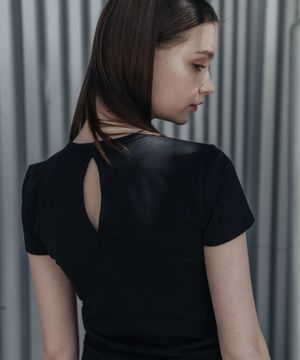 컷아웃 반소매티셔츠_블랙