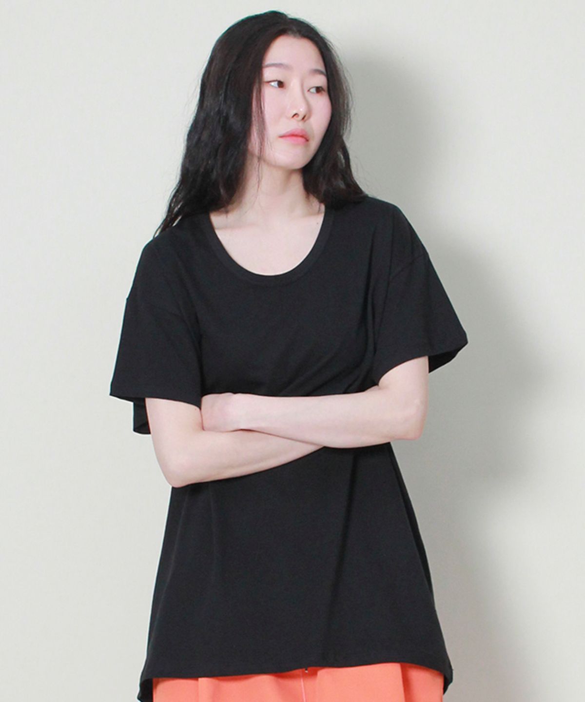 드마크(DEMARC) 솔리드 언발란스 루즈핏 크루넥 반팔 티셔츠 블랙