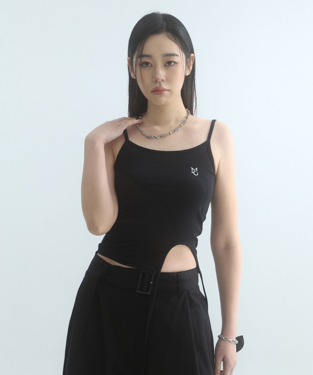 무아르모아(MOIREMOA) oblique String Sleeveless Top-black