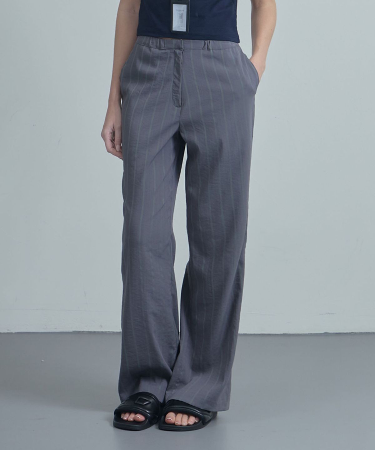 무아르모아(MOIREMOA) Stripe Straight Slacks - Charcoal