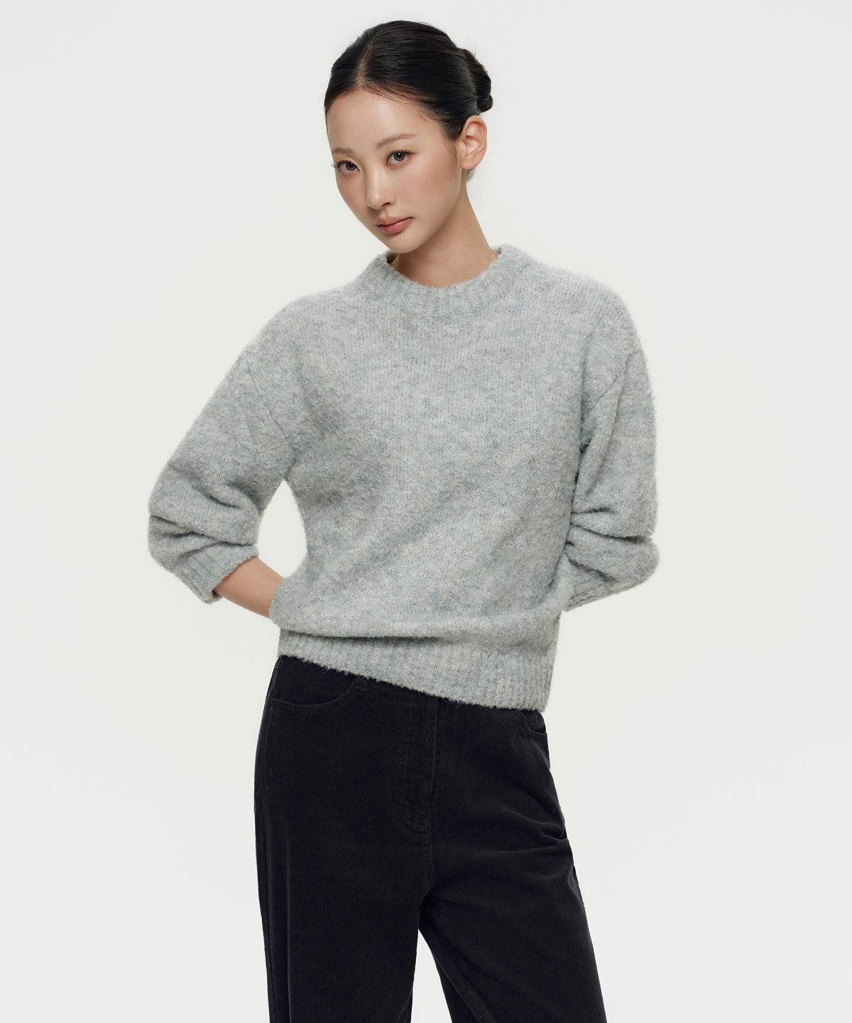 무신사 스탠다드 우먼(MUSINSA STANDARD WOMAN) 우먼즈 부클 릴렉스드 크루 넥 니트 [라이트 그레이]