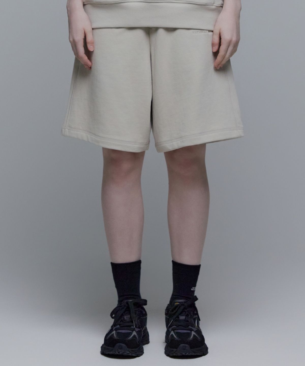 내셔널지오그래픽(NATIONALGEOGRAPHIC) N242UHP030 피타 세미 와이드 숏 팬츠 OAK BEIGE