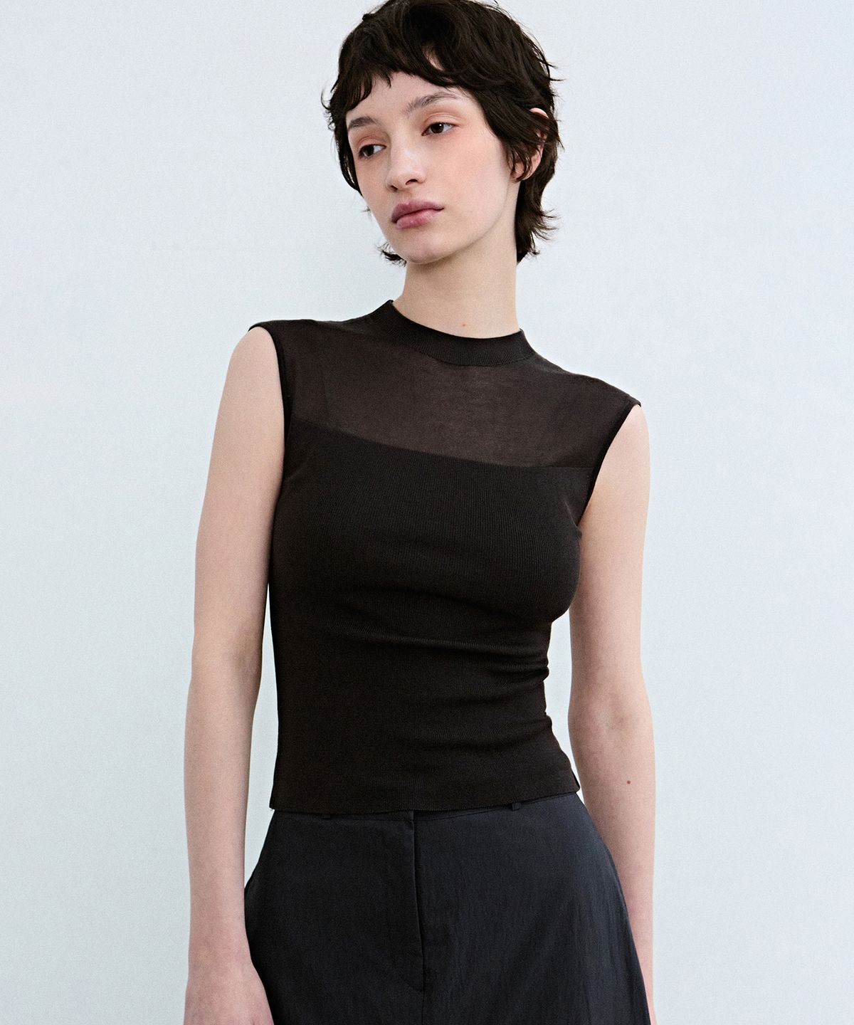 닉앤니콜(NICK&NICOLE) SHEER LINE SLEEVELESS_CHARCOAL