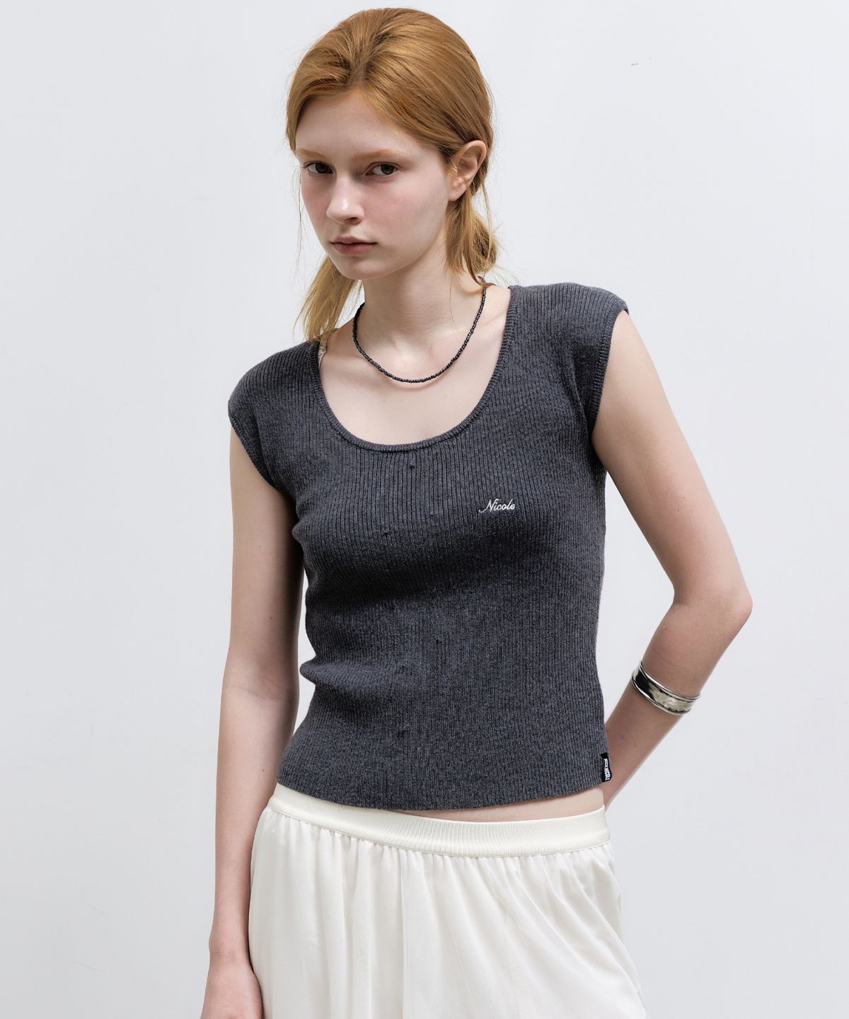닉앤니콜(NICK&NICOLE) MINIMAL SLEEVE U-NECK KNIT TOP_CHARCOAL