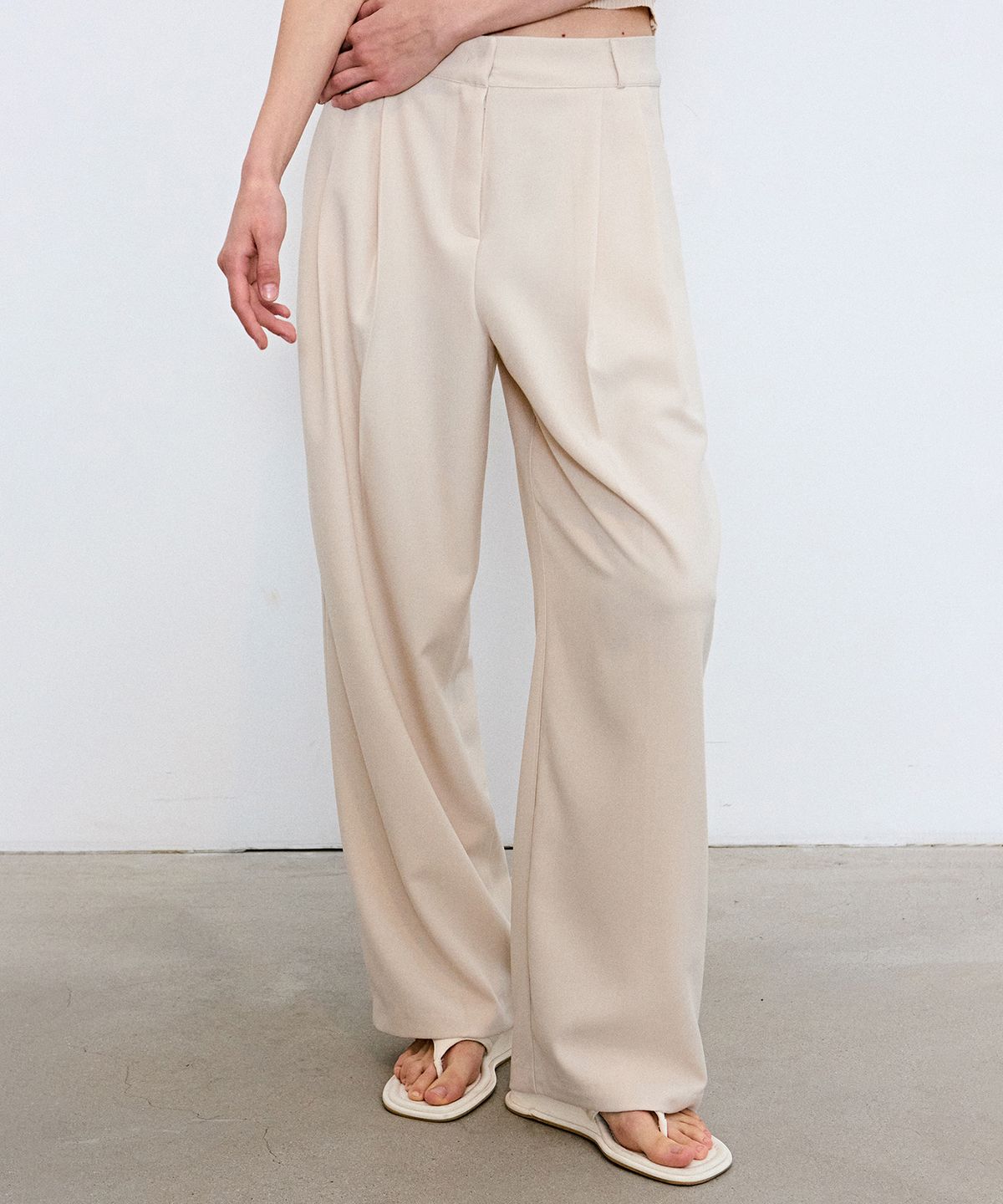 닉앤니콜(NICK&NICOLE) MINIMAL LONG PINTUCK SLACKS_LIGHT CREAM