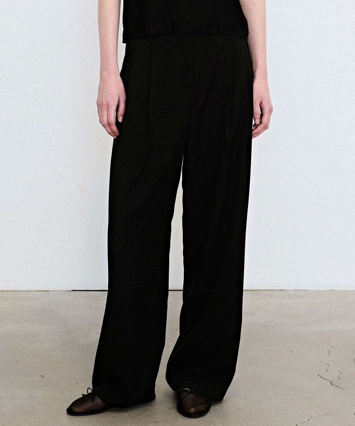 닉앤니콜(NICK&NICOLE) MINIMAL LONG PINTUCK SLACKS_BLACK