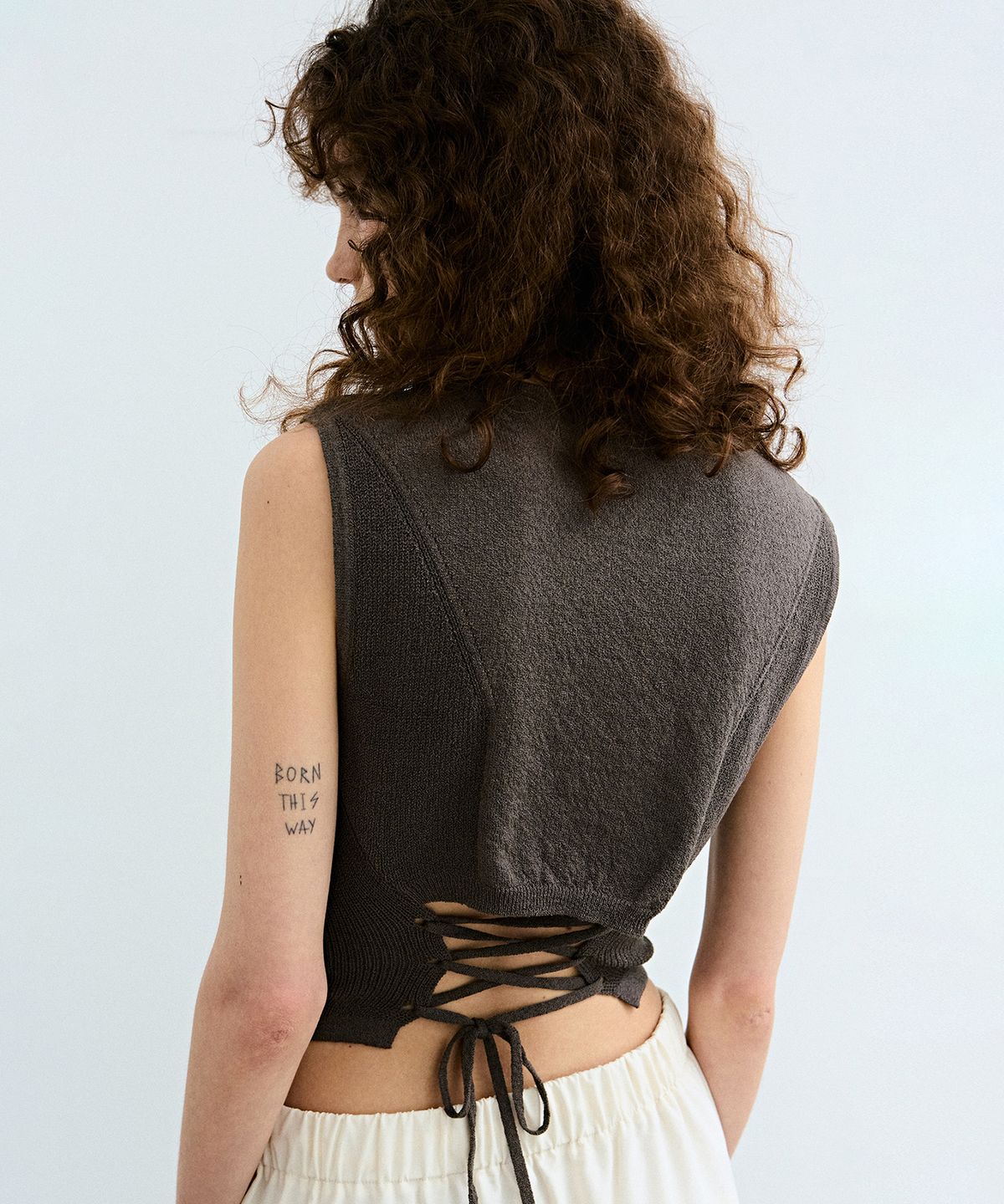 닉앤니콜(NICK&NICOLE) BACK SLIT STRING KNIT SLEEVELESS_CHARCOAL