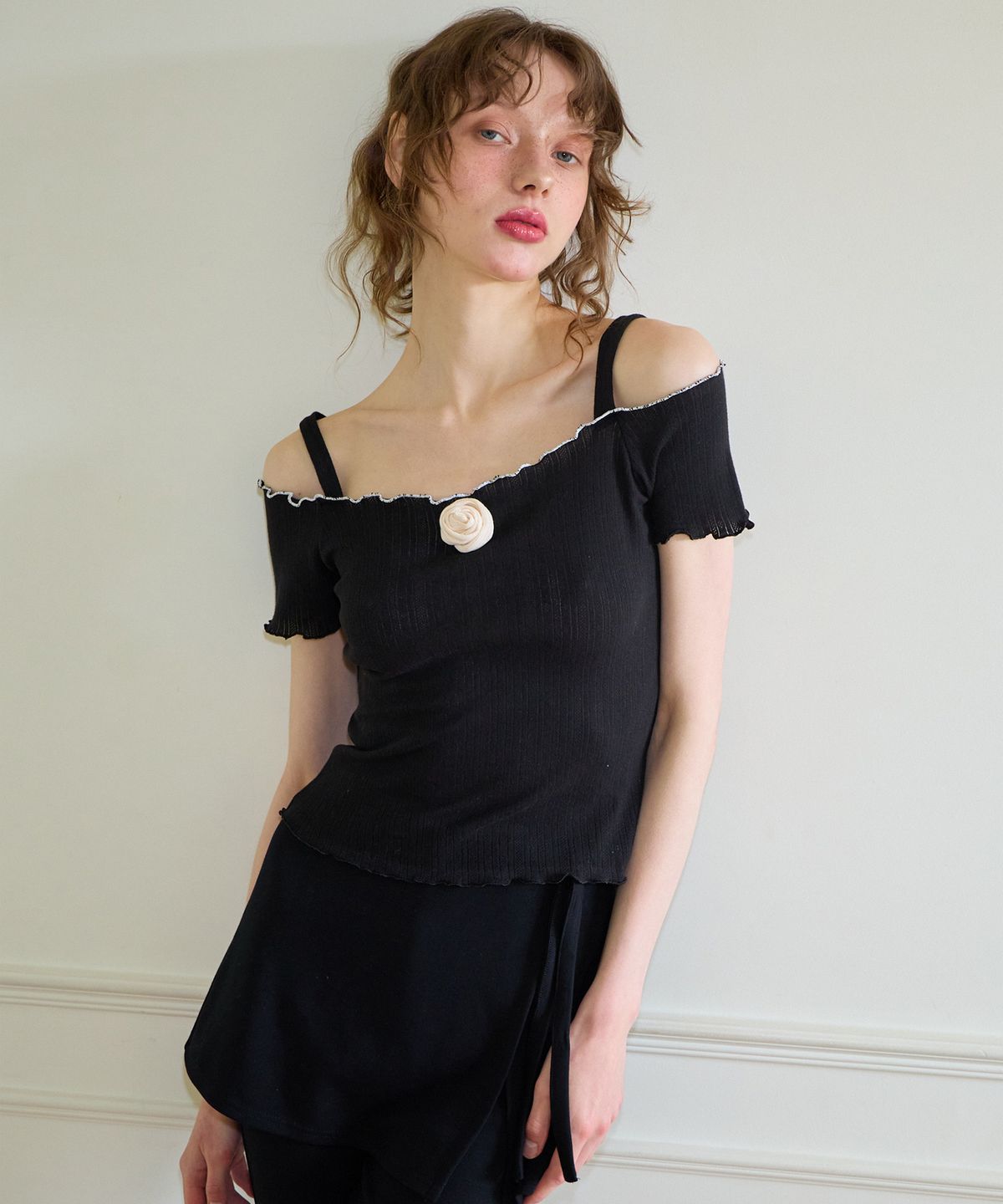 살롱 드 욘(SALON DE YOHN) Corsage Point Strap Off Shoulder T_ Black