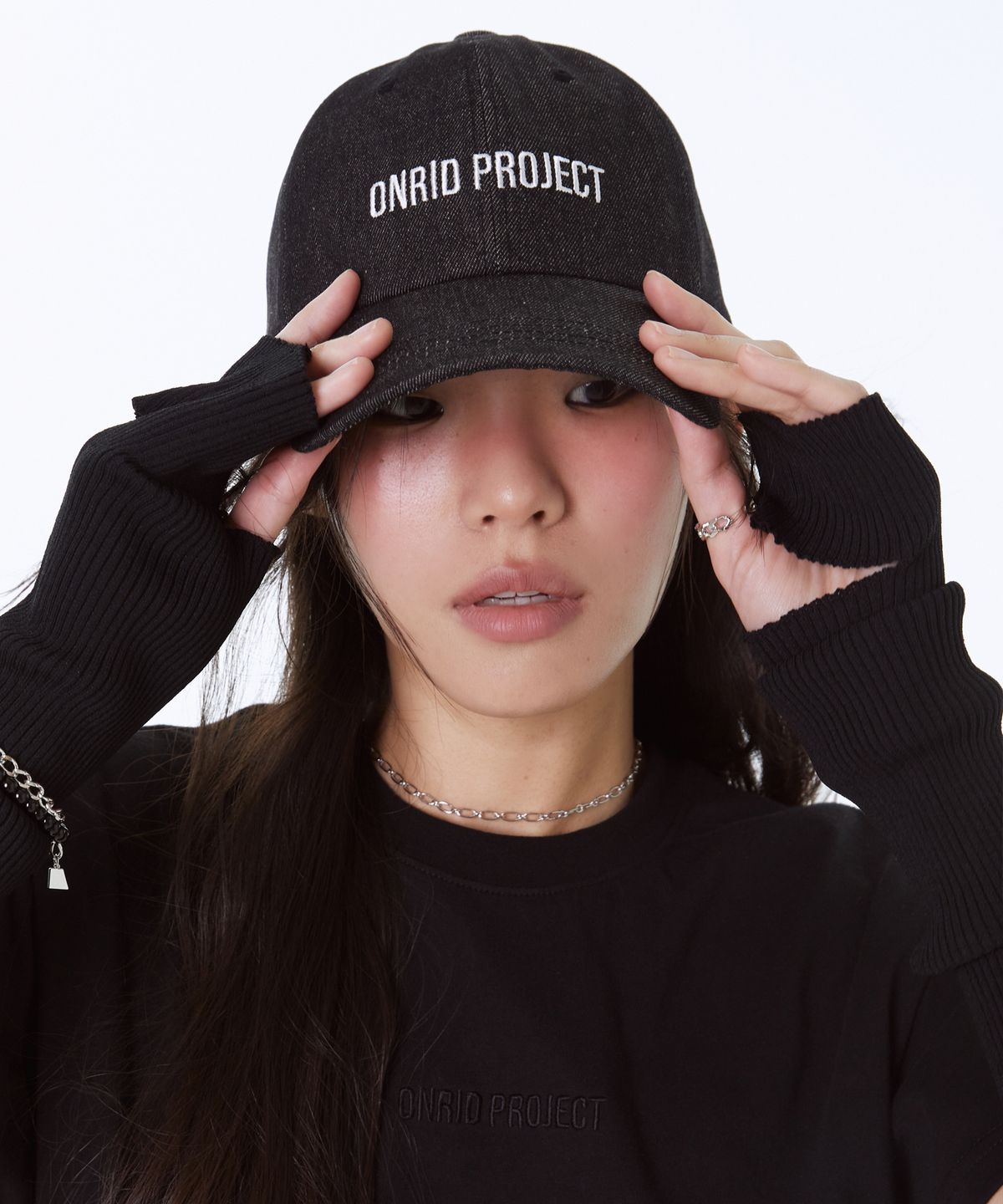 온리드프로젝트(ONRIDPROJECT) 데님 로고 볼캡 - 블랙