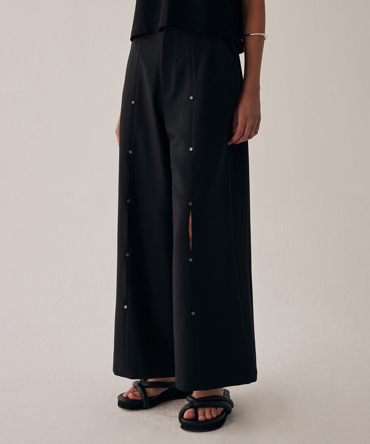 트리밍버드(TREEMINGBIRD) Rivet Slit Trouser [ Black ]
