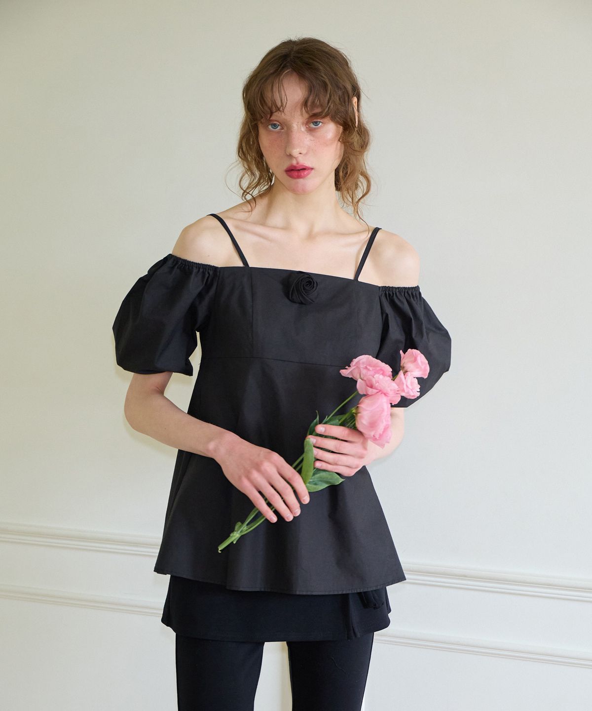 살롱 드 욘(SALON DE YOHN) Two-way Off Shoulder Corsage Blouse_ Black