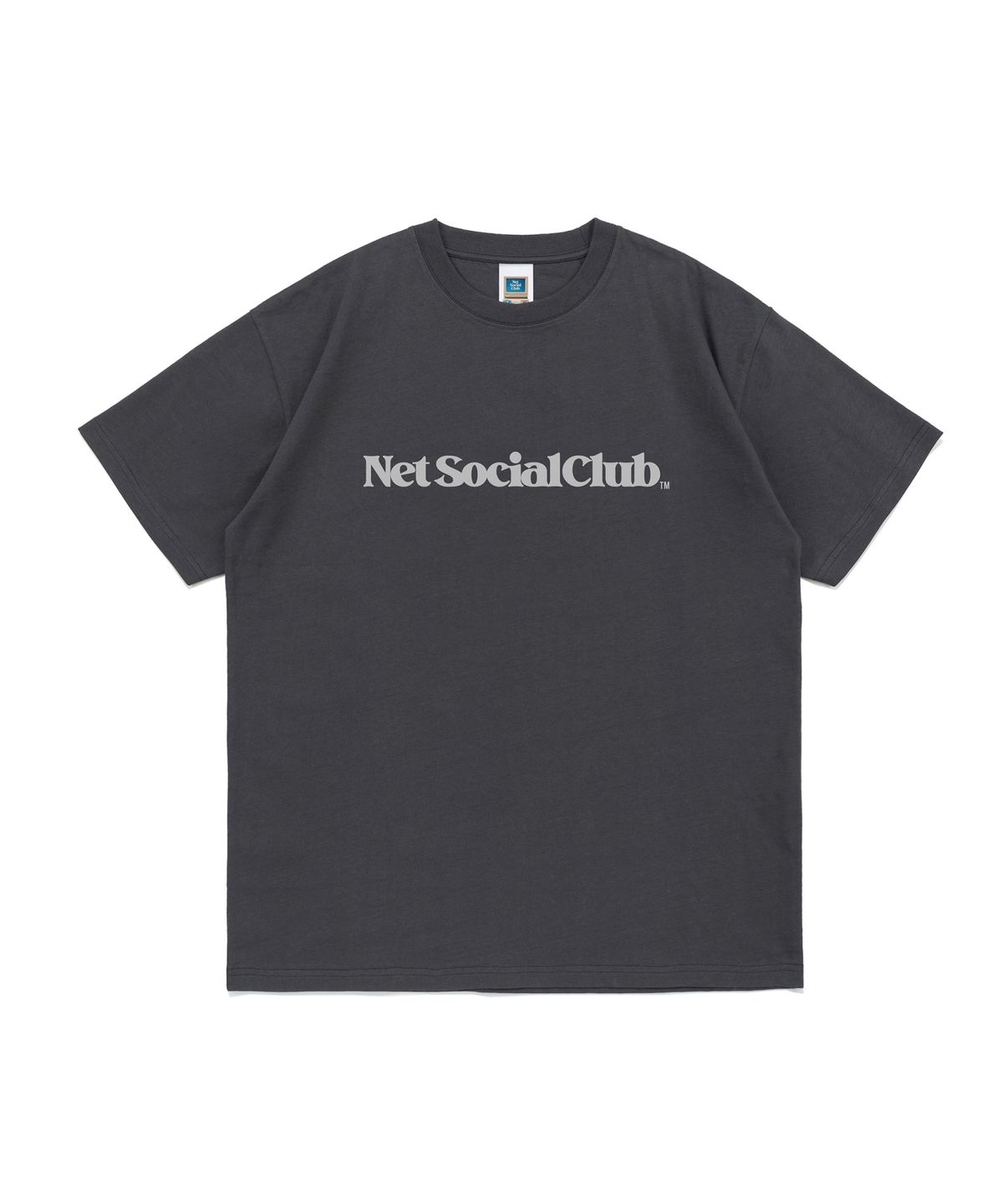 넷소셜클럽(NET SOCIAL CLUB) 비비드 스트레이트 로고 반팔티 (차콜)