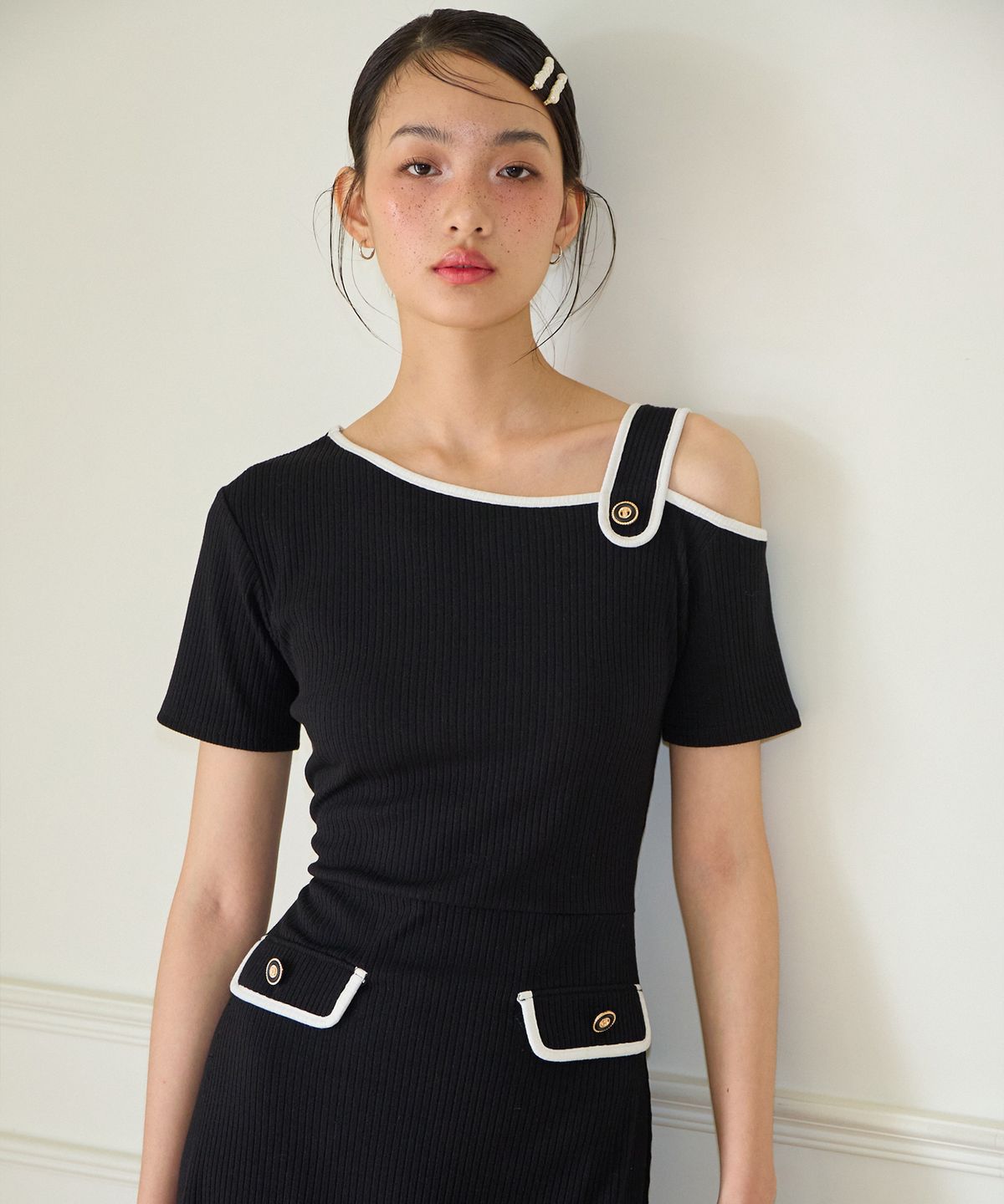 살롱 드 욘(SALON DE YOHN) Strap Off Shoulder Midi Dress_ Black