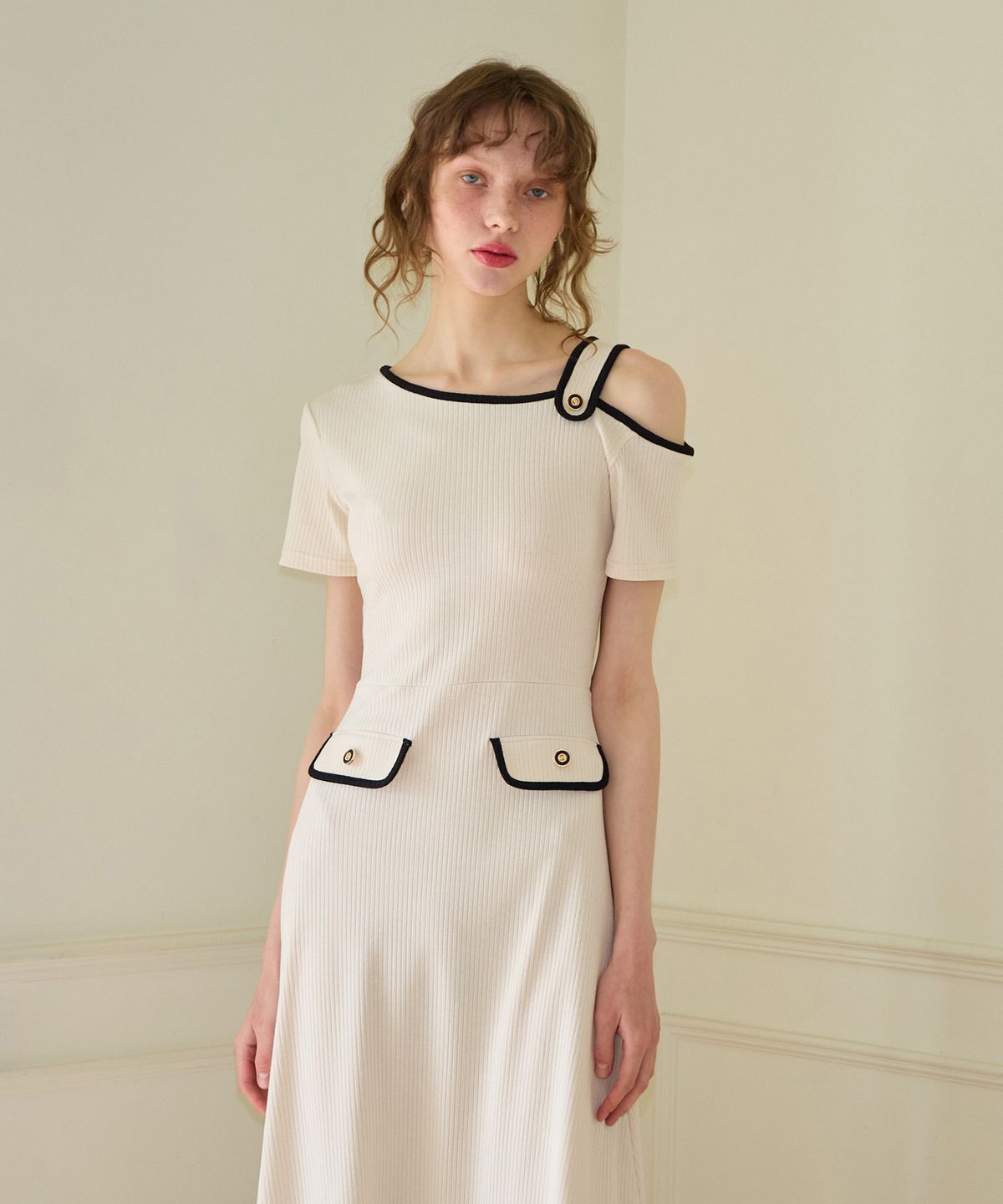 살롱 드 욘(SALON DE YOHN) Strap Off Shoulder Midi Dress_ Ivory