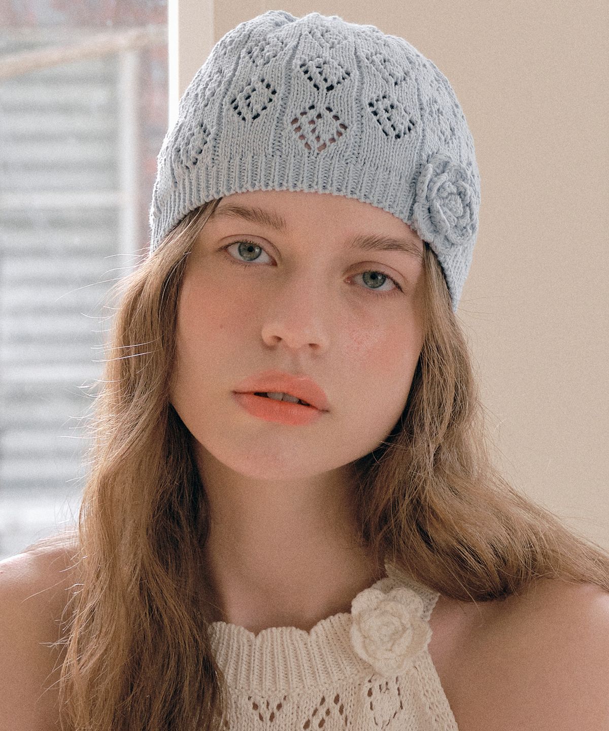 로라로라(ROLAROLA) CORSAGE KNIT BEANIE LIGHT BLUE