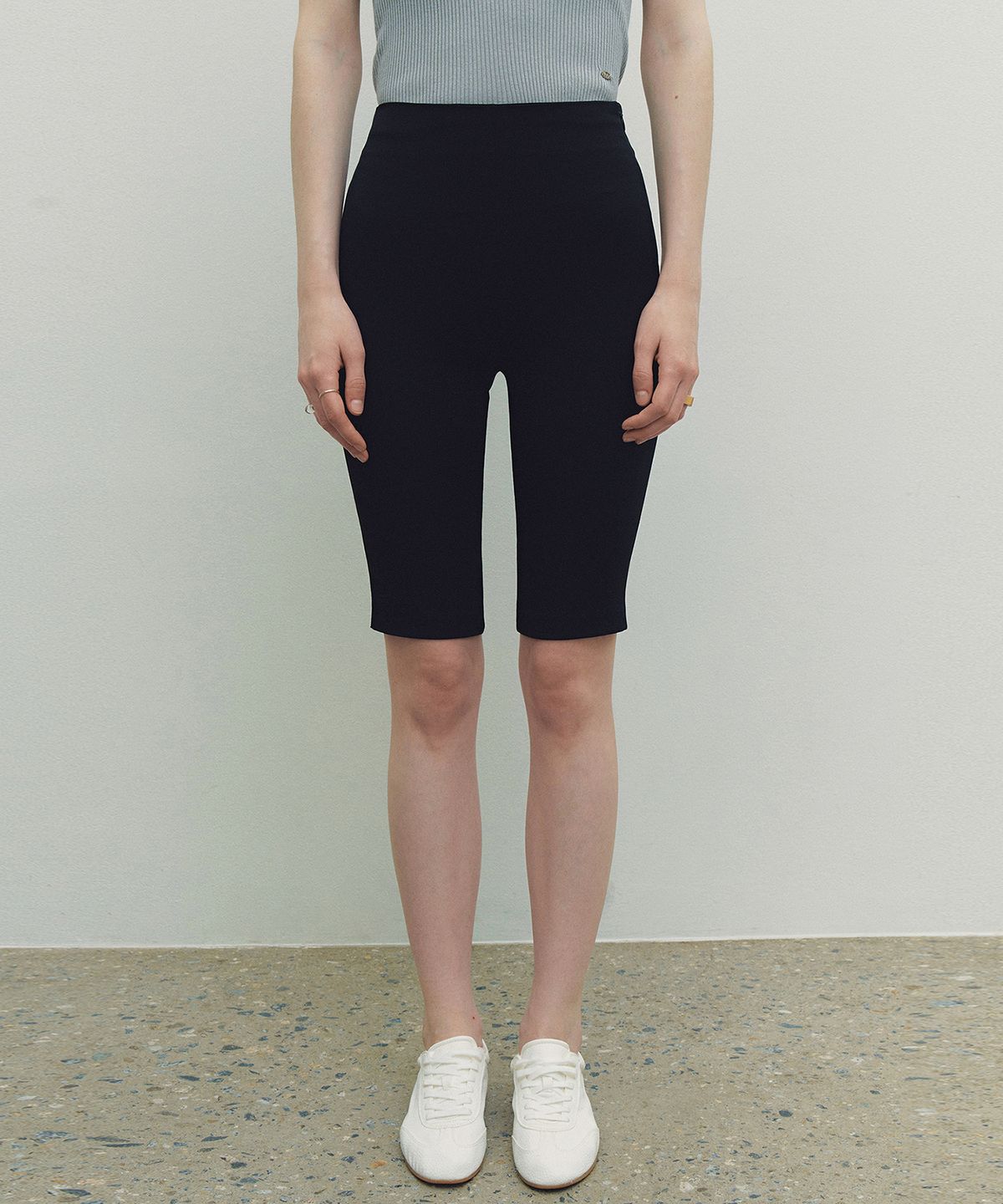 니브(NEEV) Modern Medium Biker Shorts (Black)