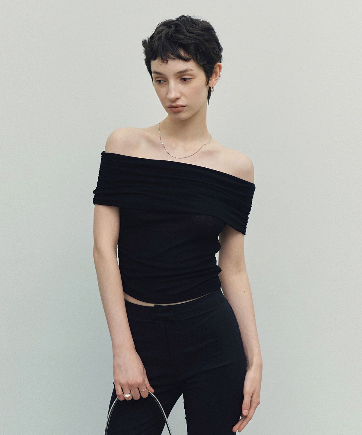 니브(NEEV) Shirring Accent Off Shoulder T-shirt (Black)