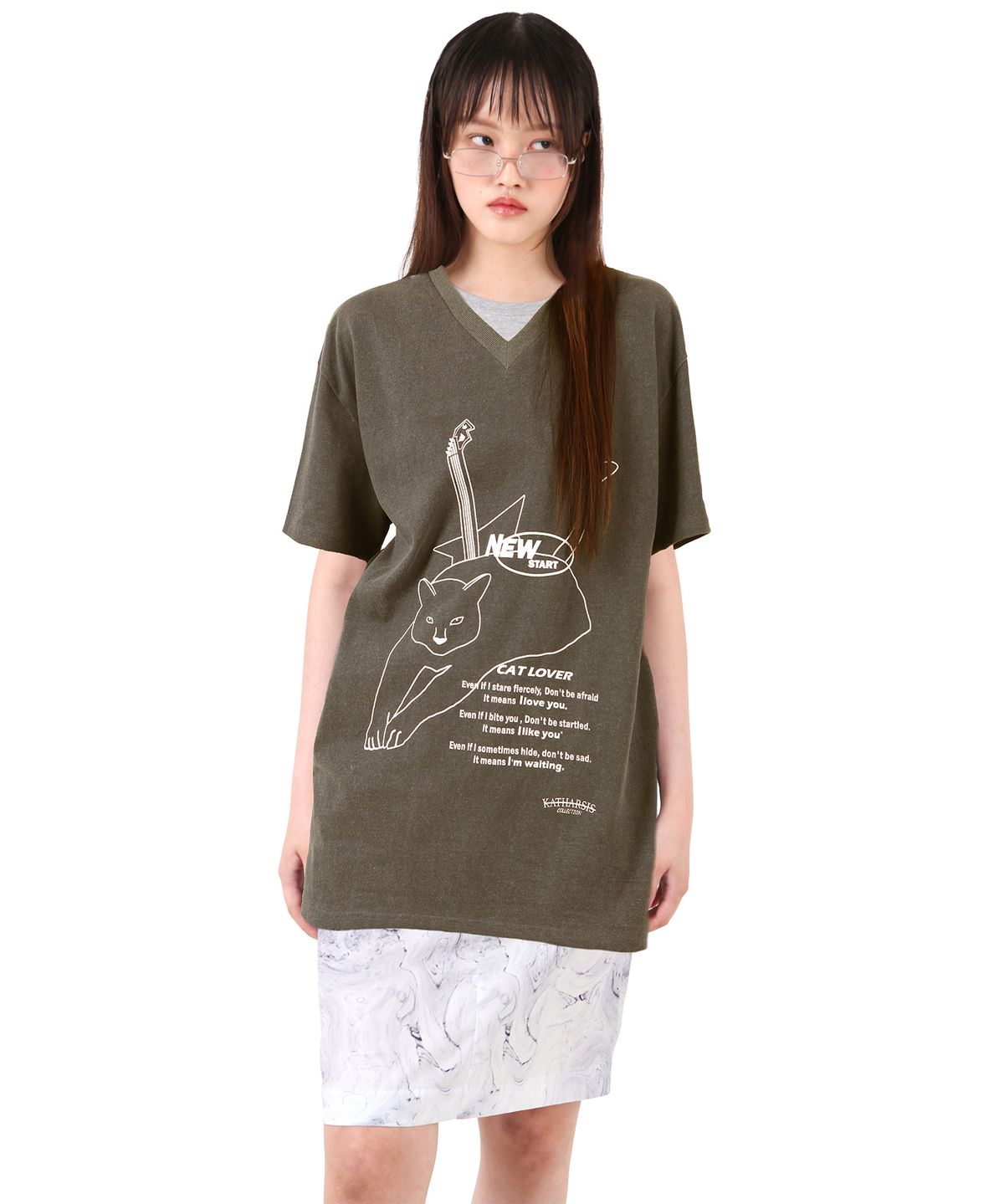 카타르시스(KATHARSIS) 캣 러버 브이넥 티셔츠 카키 ONE SIZE