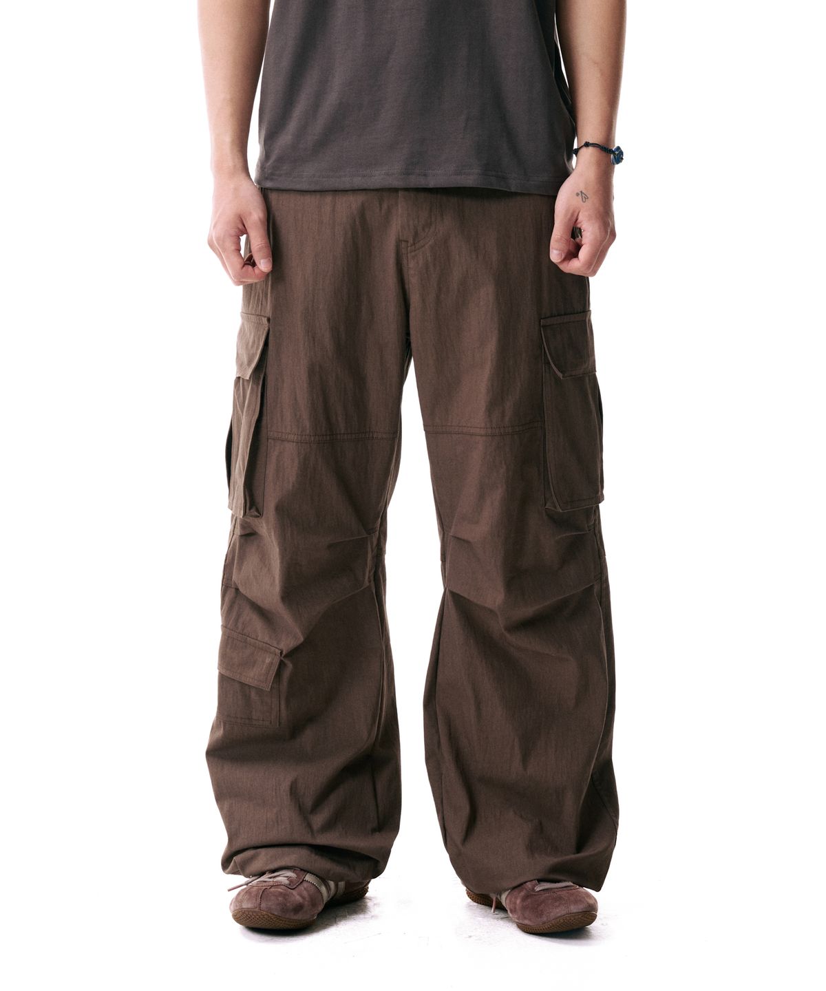 아캄(AAKAM) Textured Side Pocket Cargo Pants (Brown)