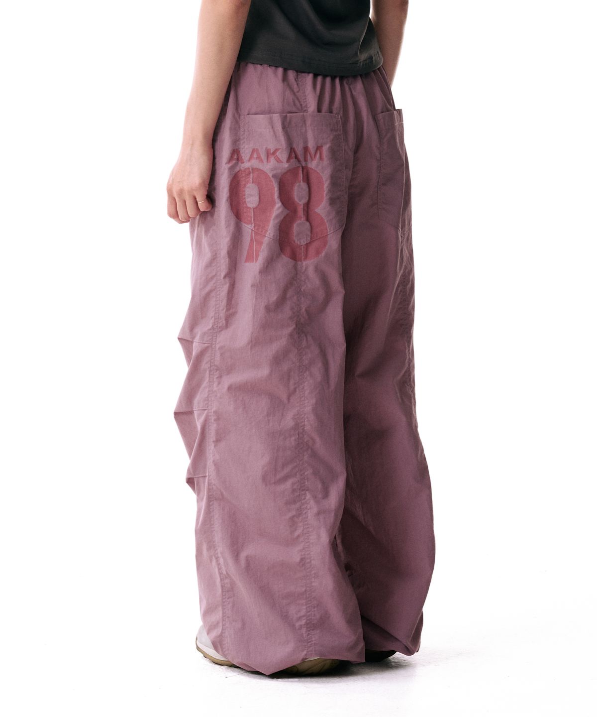 아캄(AAKAM) 98 Printed Knee Pin-tuck Nylon Pants (Dusty Pink)