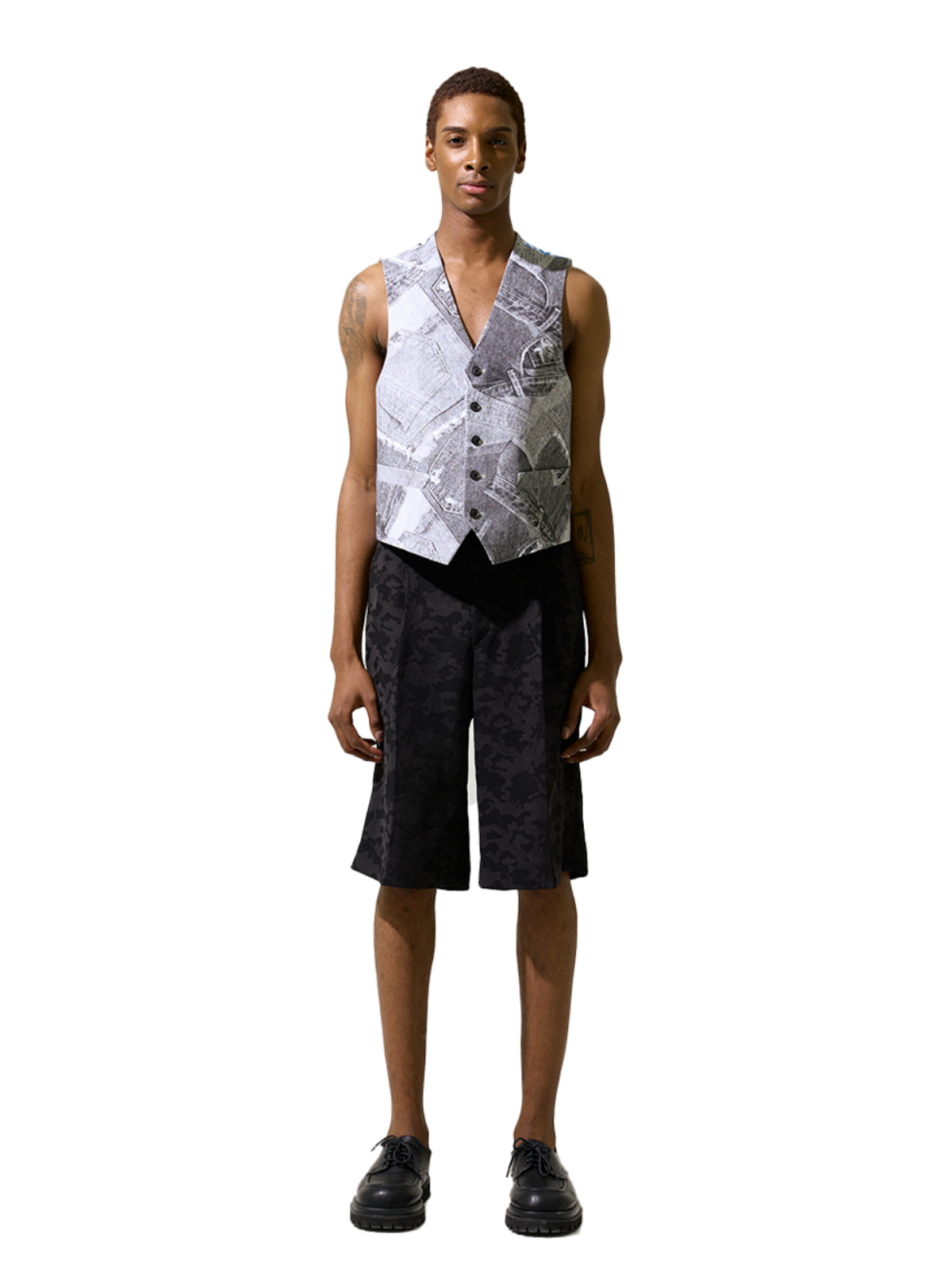 그리디어스(GREEDILOUS) White Denim and Black Clover Print Vest