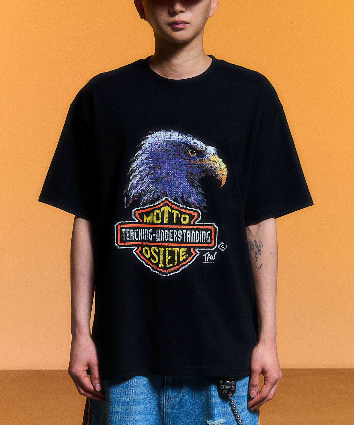 스키즘 인듀싱(SCHISM INDUCING) TAU MOTTO T SHIRT_BLACK