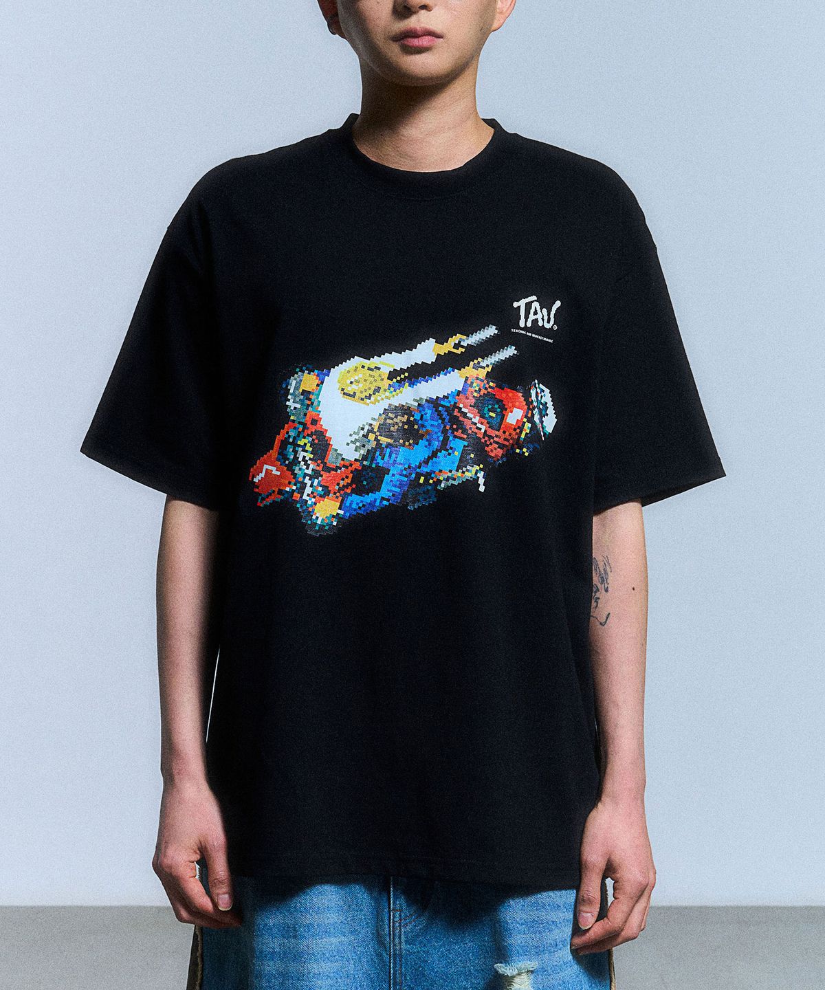 스키즘 인듀싱(SCHISM INDUCING) TAU DUAL PISTOLS T SHIRT_BLACK