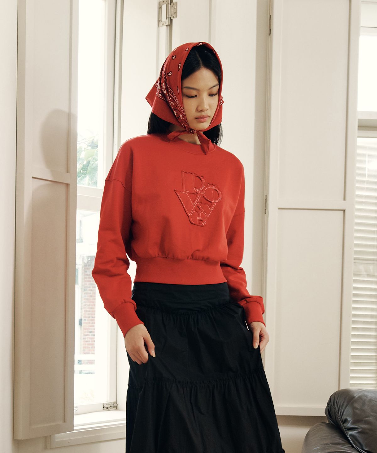 뢰브(ROVVE) Cropped Cut Off Sweat Shirt (Red)