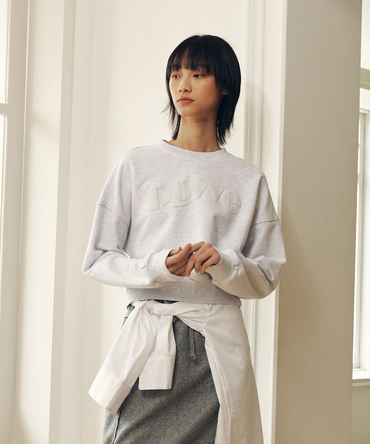 뢰브(ROVVE) Cropped Signature Embo Sweat Shirt (Gray)