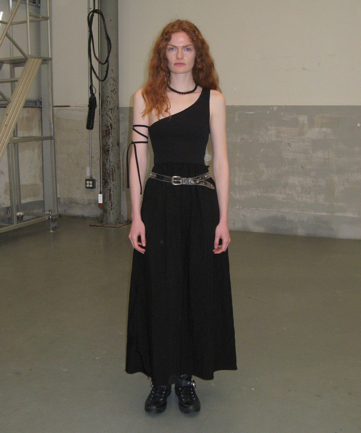 다이애그널(DIAGONAL) ONE OFF-SHOULDER LONG DRESS (black)