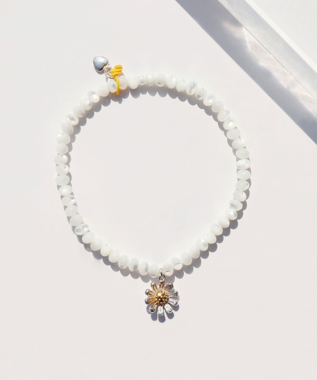 봉보(BONBEAU) Combi daisy charm mother of pearl beads Bracelet 자개 비즈 골드 실버925 참 데이지 팔찌