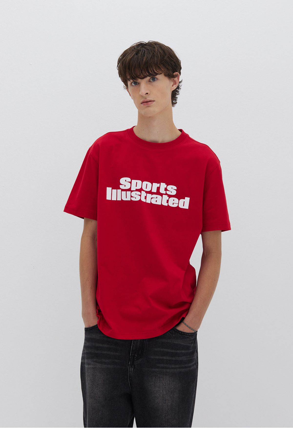 스포츠 일러스트레이티드(SPORTS ILLUSTRATED) Sports Illustrated™ STACKED LOGO HALF SLEEVE (RED)