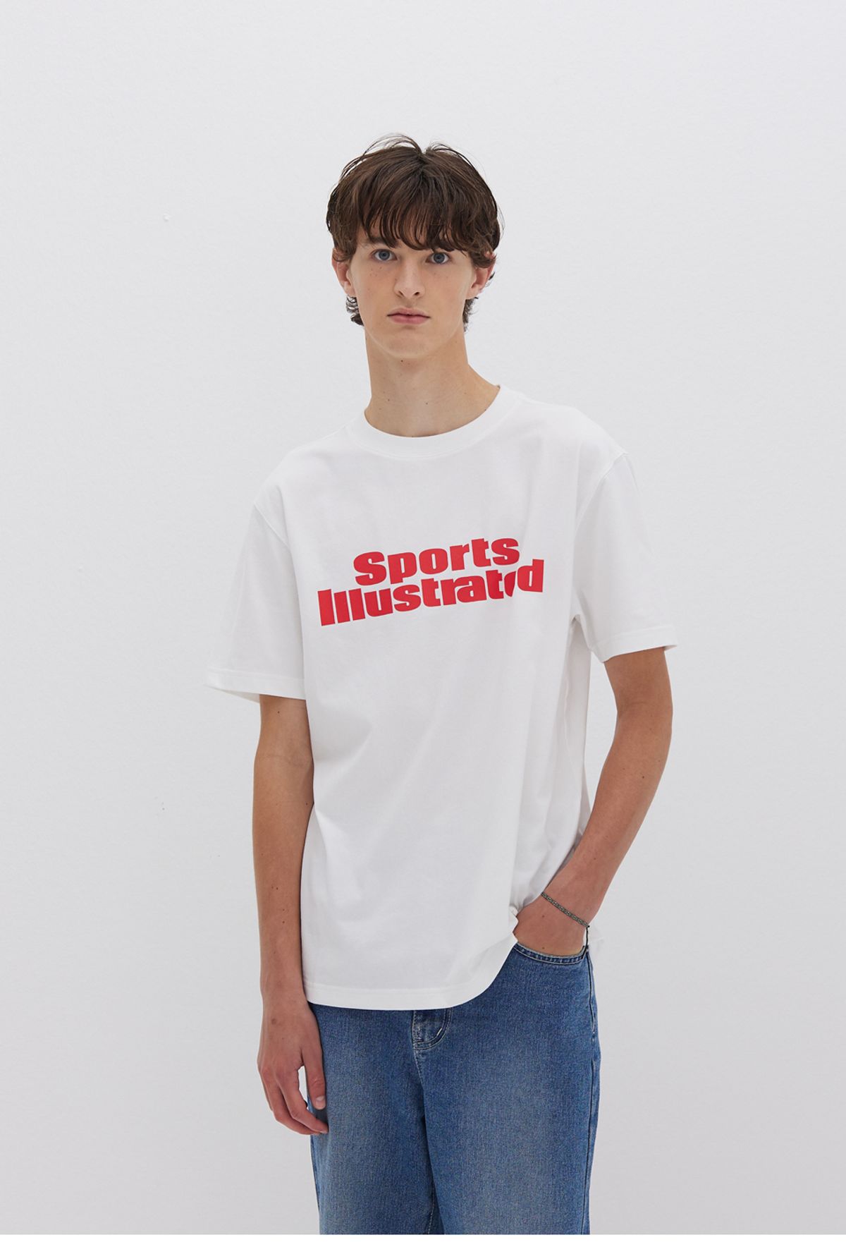 스포츠 일러스트레이티드(SPORTS ILLUSTRATED) Sports Illustrated™ STACKED LOGO HALF SLEEVE (WHITE)