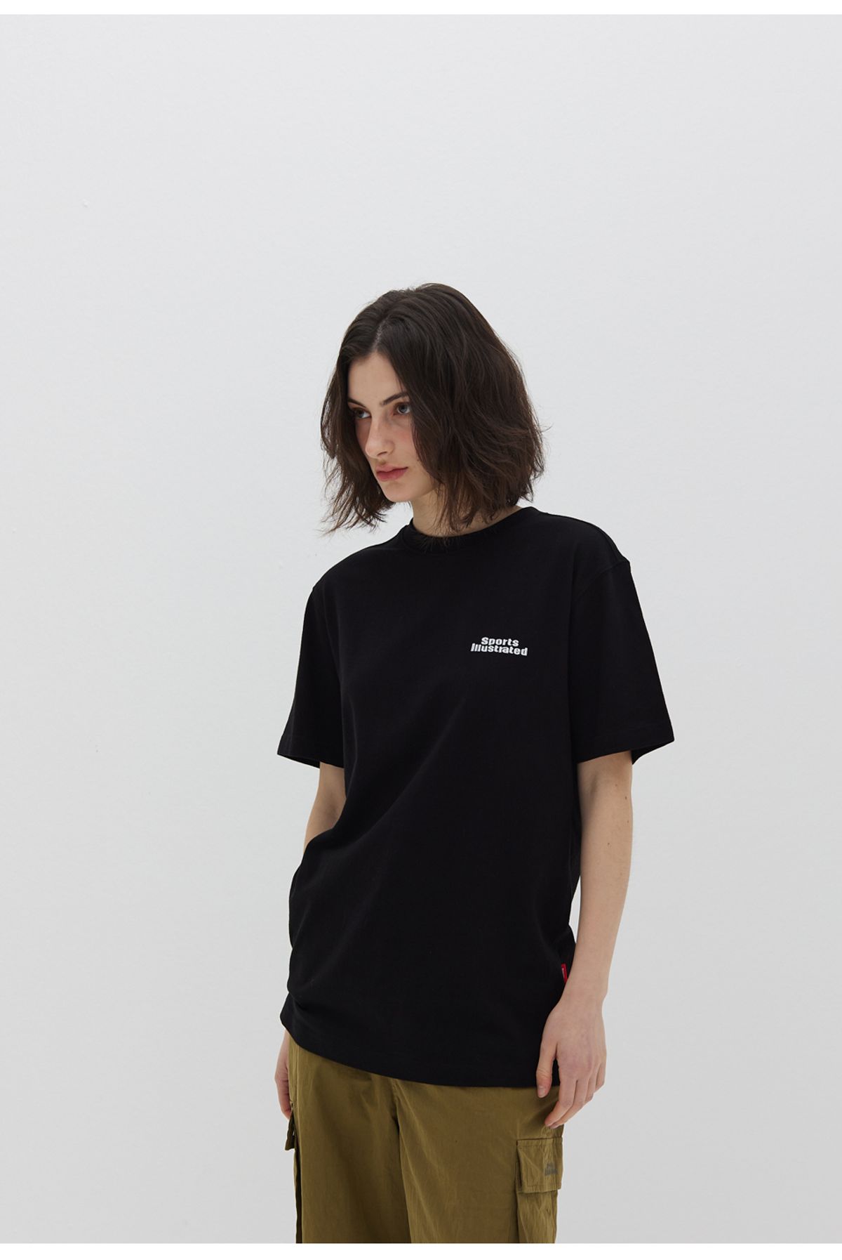 스포츠 일러스트레이티드(SPORTS ILLUSTRATED) Sports Illustrated™ CHEST STACKED LOGO HALF SLEEVE (BLACK)