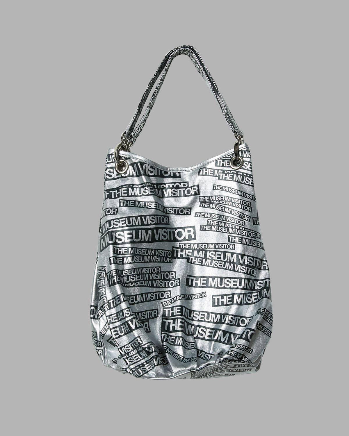 더뮤지엄비지터(THEMUSEUMVISITOR) THE MUSEUM VISITOR LOGO PRINTED TOTEBAG (SILVER)