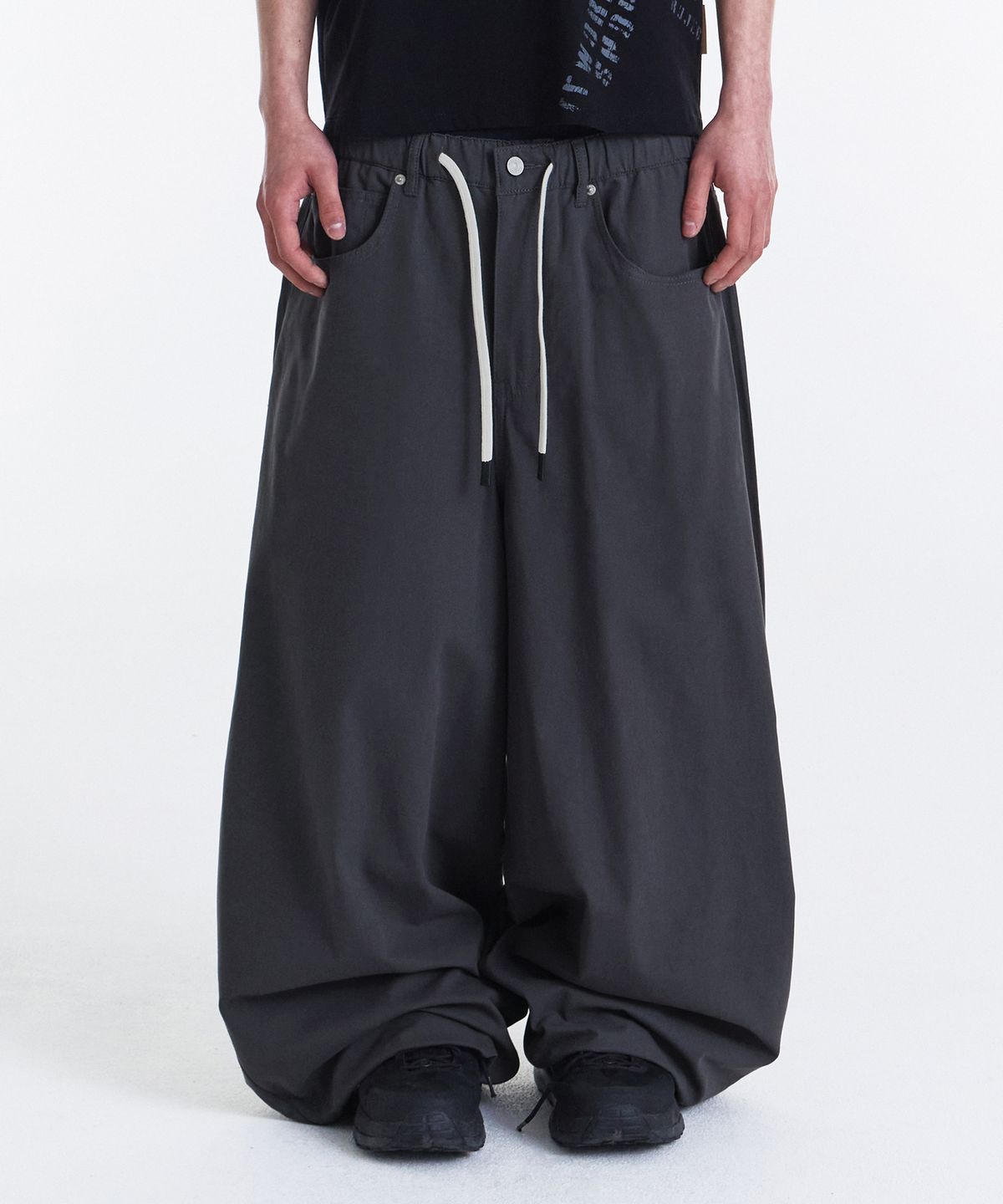 기철(KICHUL) EASY OR EASY BALLOON PANTS (DARK GREY)