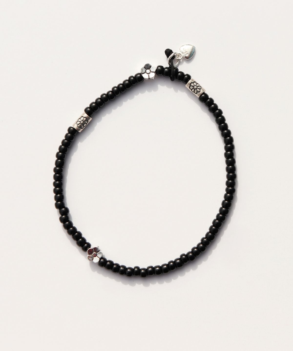봉보(BONBEAU) Silver flower charms black beads Bracelet 실버 플라워 꽃 참 블랙 비즈 밴딩 팔찌
