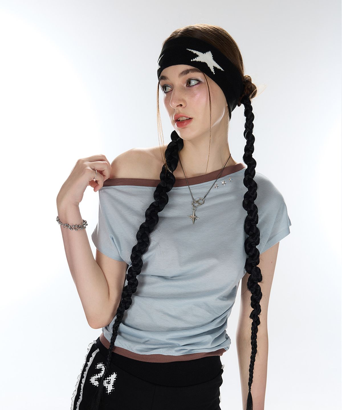 라티젠(LARTIGENT) L12 ONE-SHOULDER BOATNECK TOP(SKY BLUE)