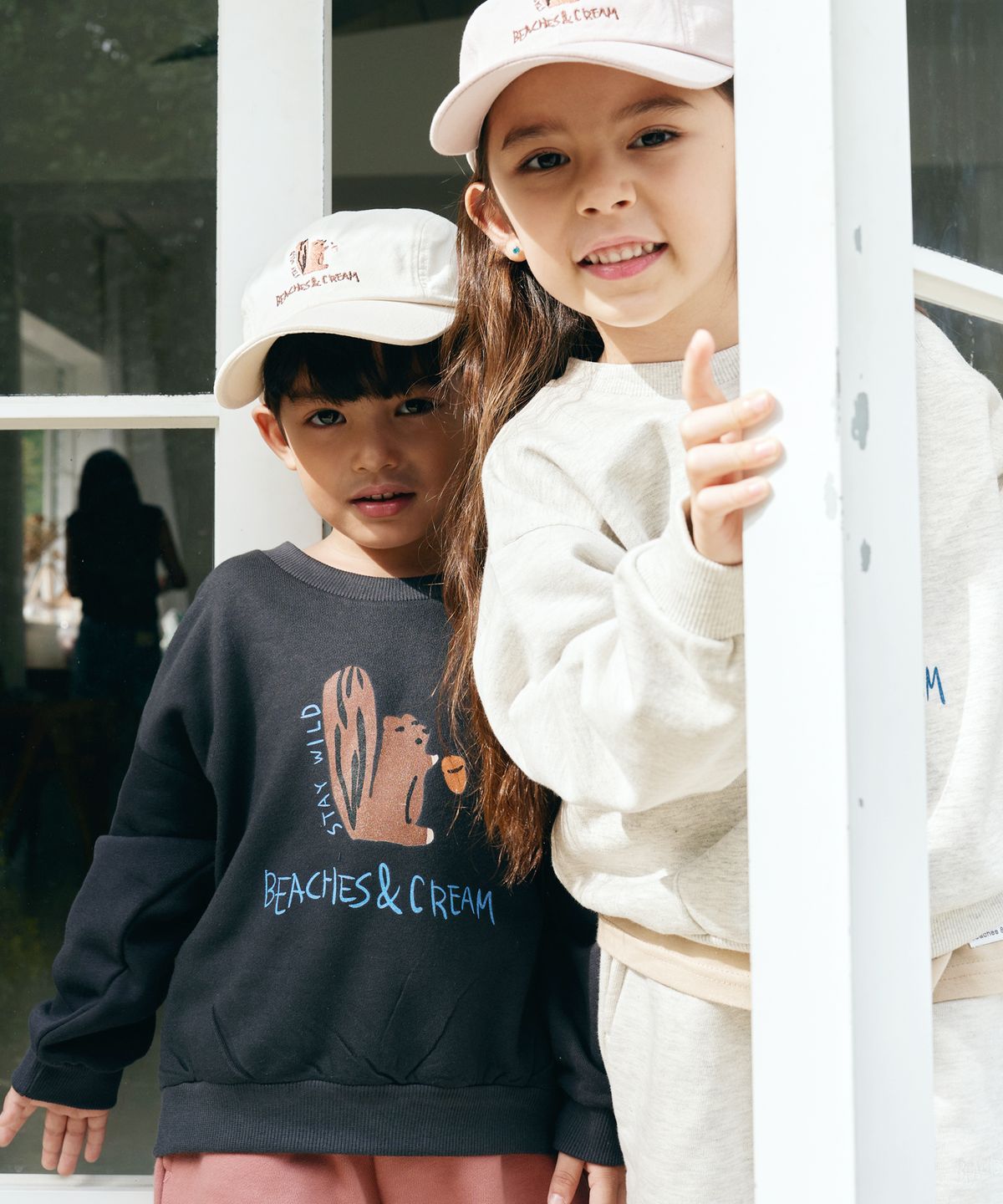비치스앤 크림 키즈(BEACHESAND CREAM KIDS) 칩멍 그래픽 맨투맨-차콜(Chipmunk Graphic MTM Charcoal)