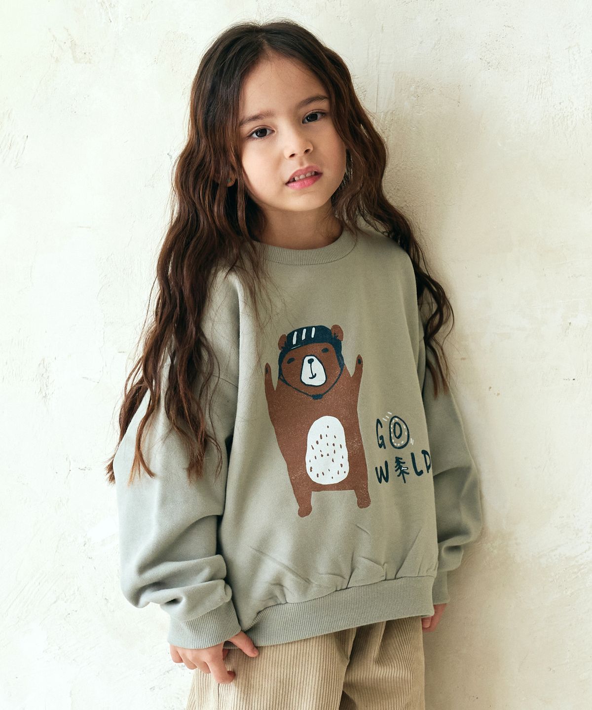비치스앤 크림 키즈(BEACHESAND CREAM KIDS) 와일드베어 맨투맨-그레이시 카키(bear hug MTM Grayish khaki)