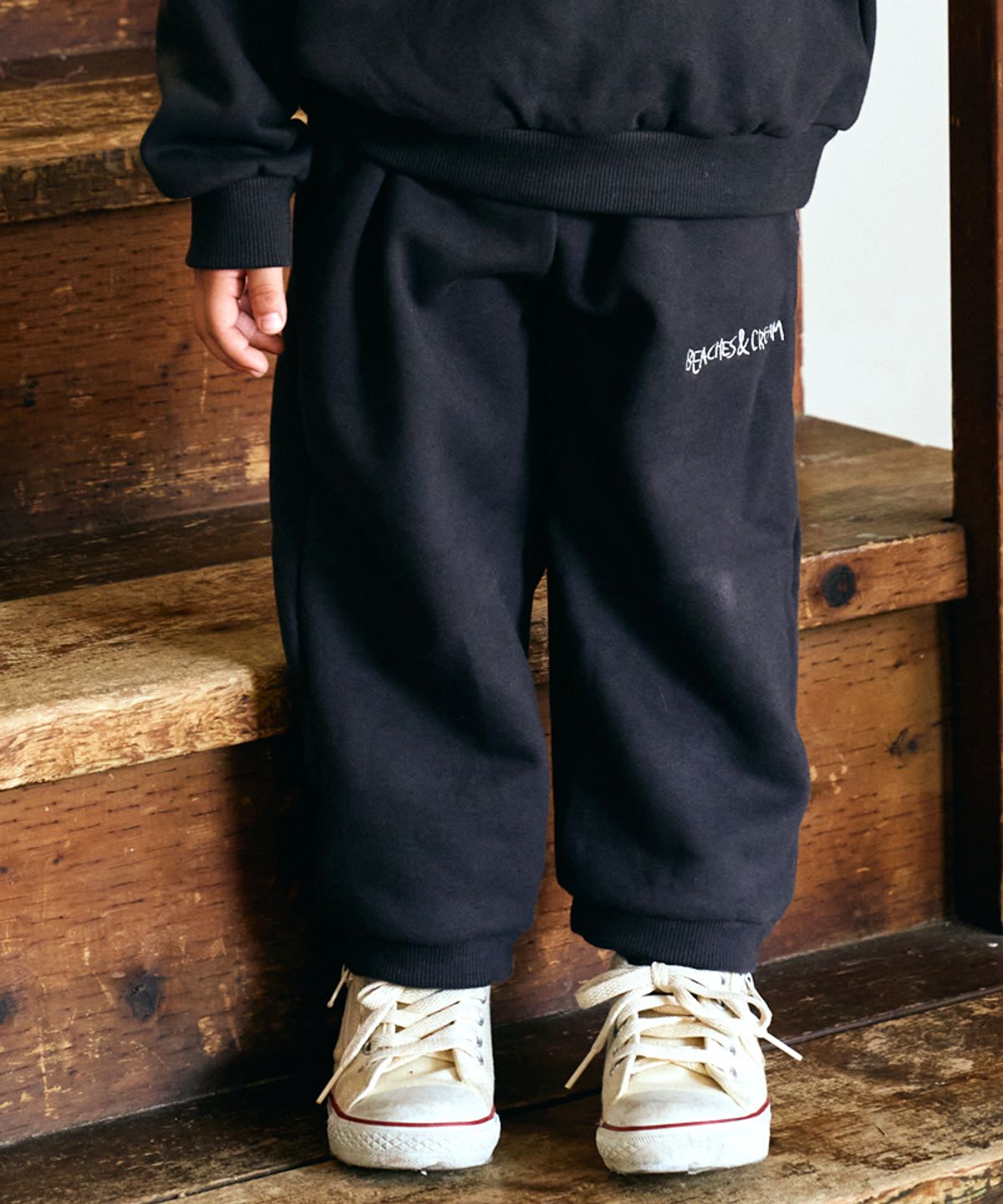 비치스앤 크림 키즈(BEACHESAND CREAM KIDS) 스탠다드 비치스 자수 밴딩 트레이닝 팬츠- 차콜  (Standard beaches embroied bending Training pants Charcoal)