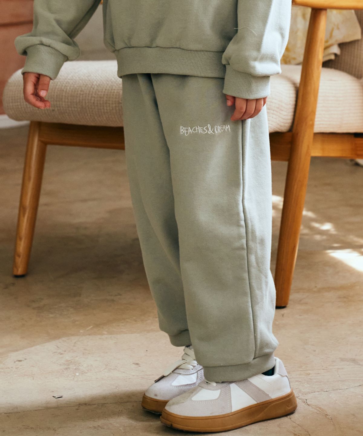 비치스앤 크림 키즈(BEACHESAND CREAM KIDS) 스탠다드 비치스 자수 밴딩 트레이닝 팬츠 - 그레이시 카키 (Standard  beaches embroied bending Training pants grayish Khaki)