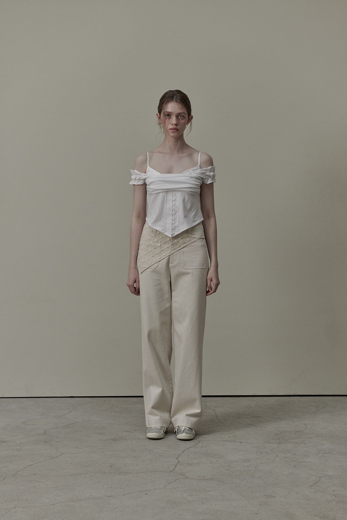 마우솔레움(MAU SOLEUM) Ivy Layered Off Shoulder Button T-Shirt - White